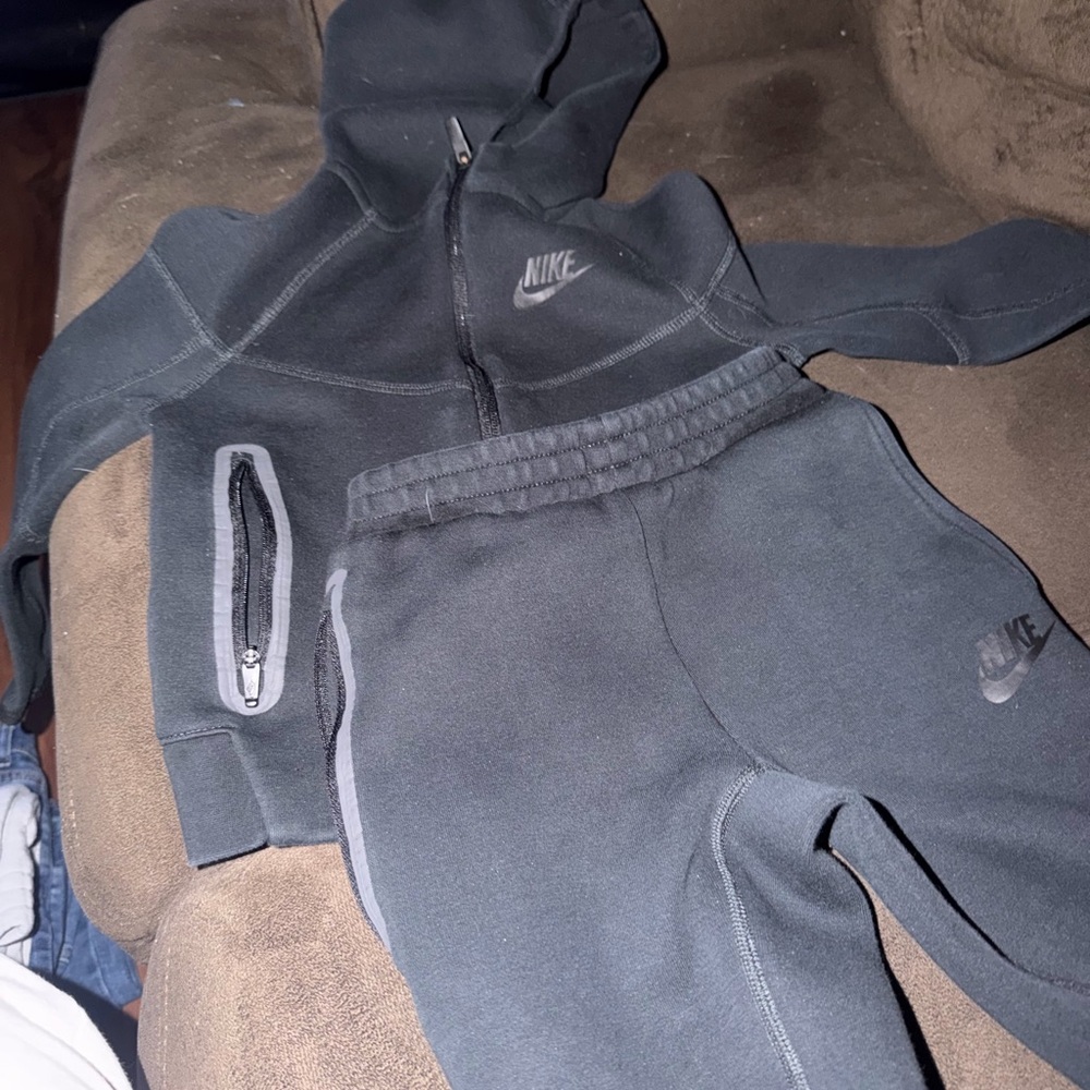 Kids size 5 Nike Tech sweatsuit